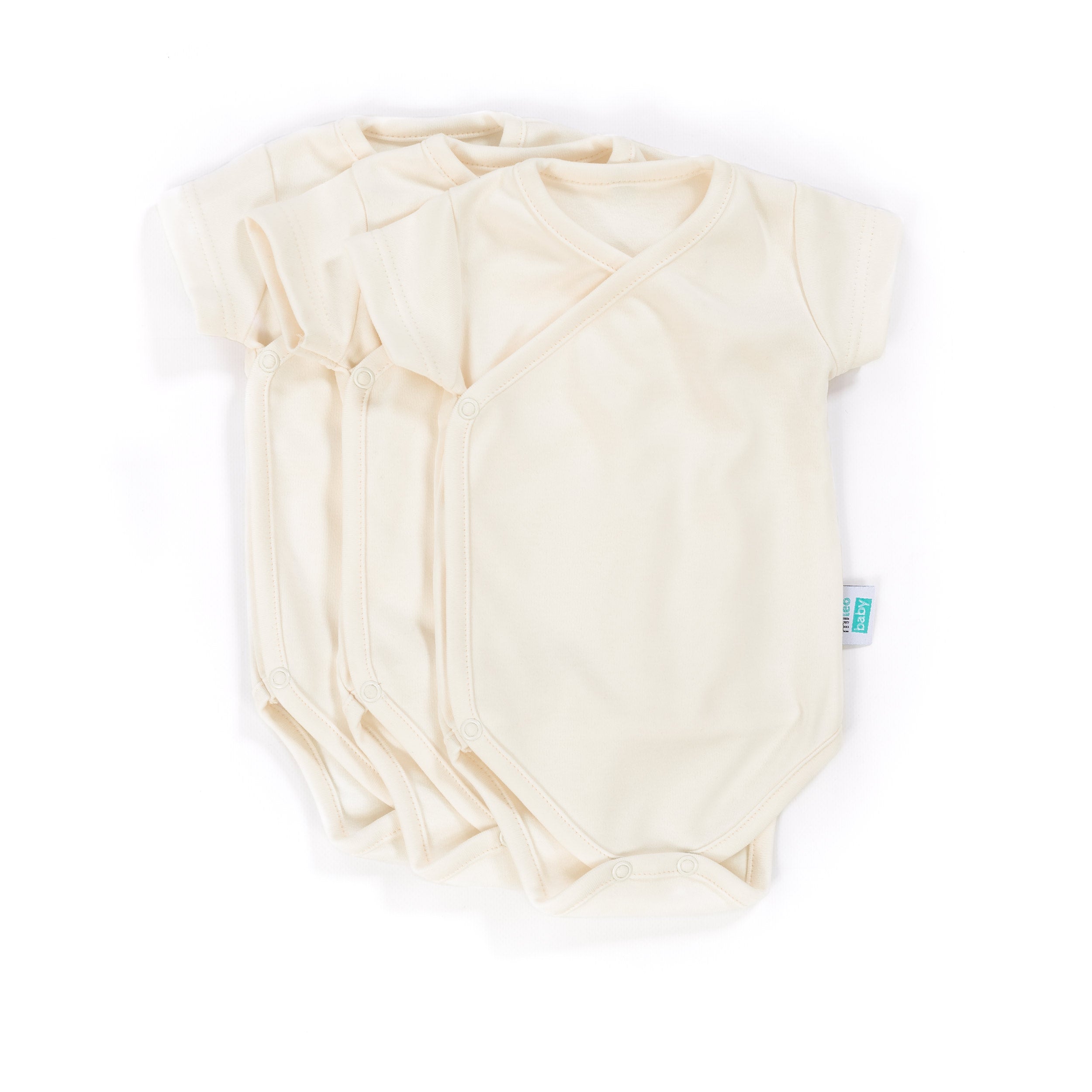 drei Baby Wickelbodys in Farbe ecru auf dem weissen Hintergrund