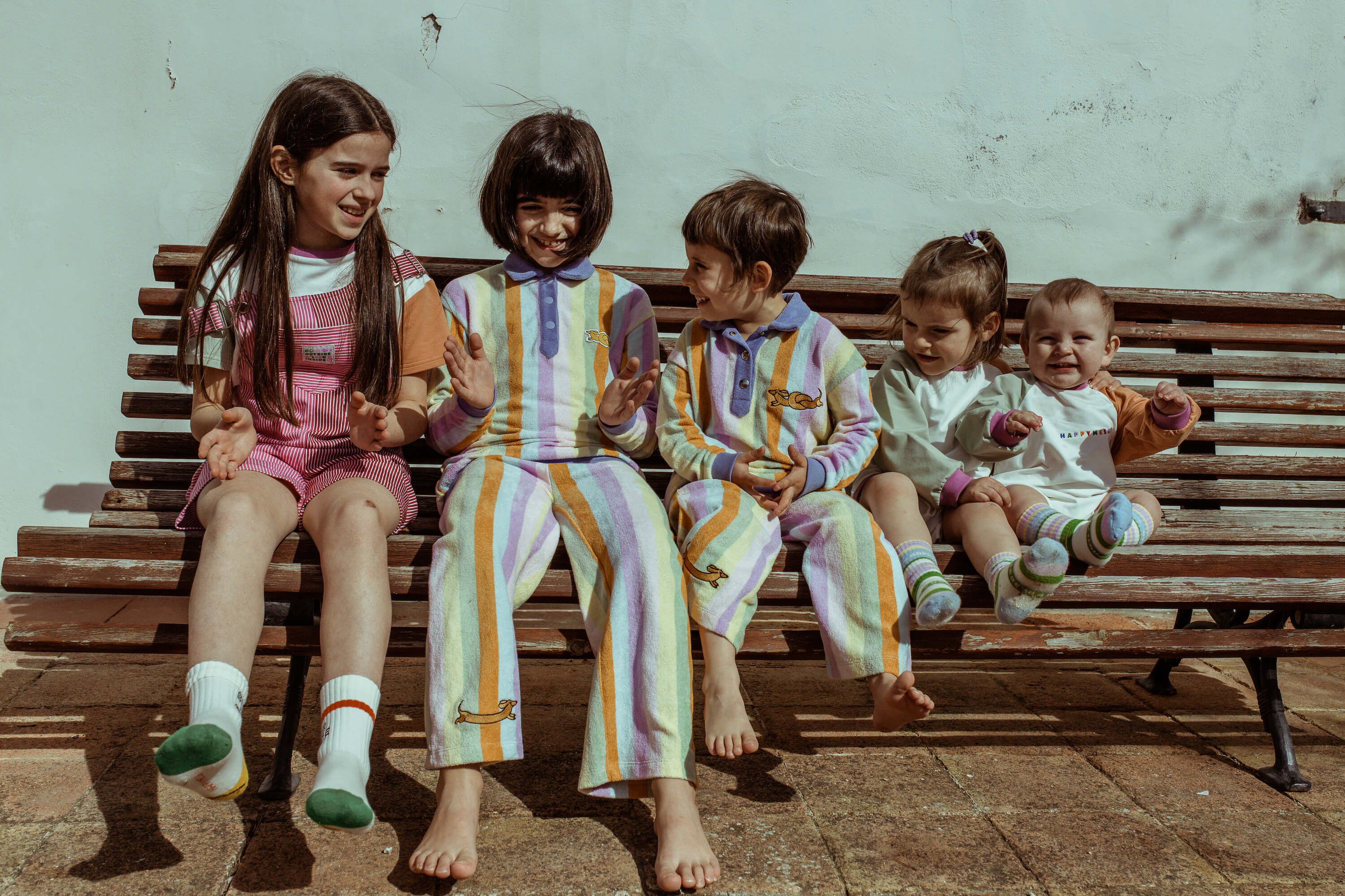 Verspielte Drucke und Farben: Dear Gaias Sommerkollektion 2025 für Kinder