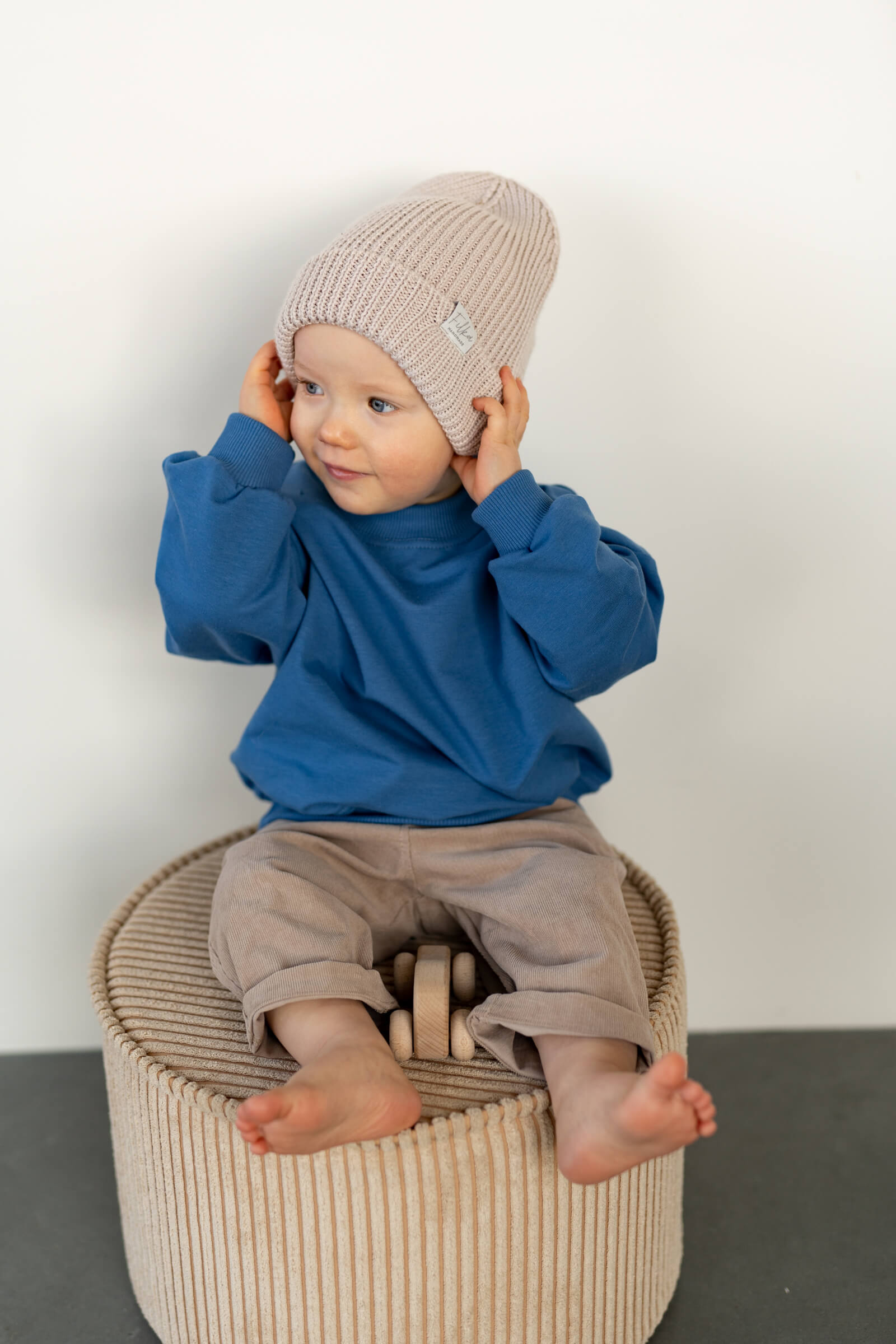 Set für Baby und Kleinkind – Klassisches Sweatshirt in Mitternachtsblau und Cordhose in Kamelfarbe