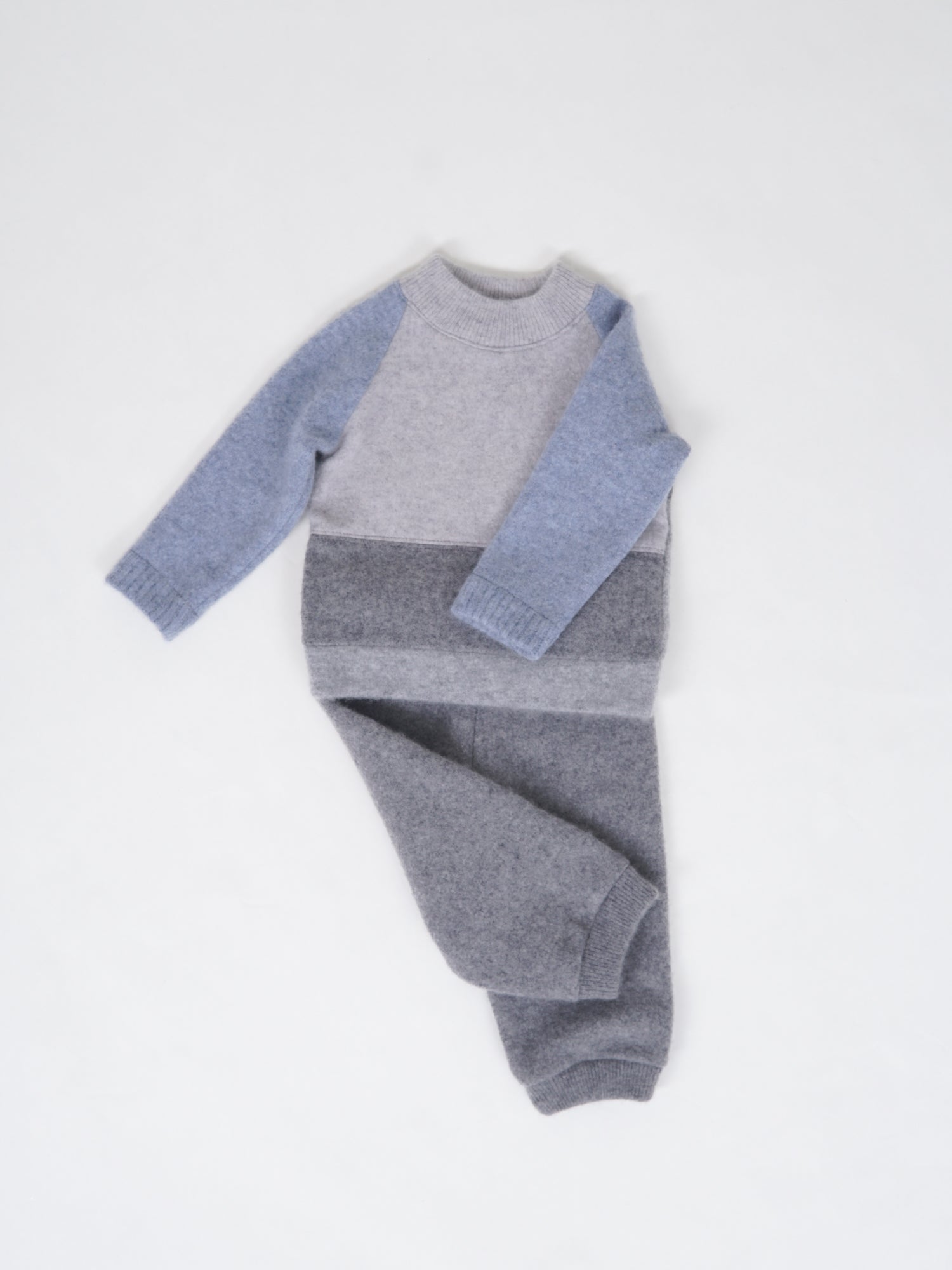 Baby Set hergestellt von Kaschmir in Farbe blau, grau, auf dem weissen Hintergrund