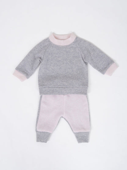 Kaschmir Baby Set, Rosa und Grau, auf dem weissen Hintergrund