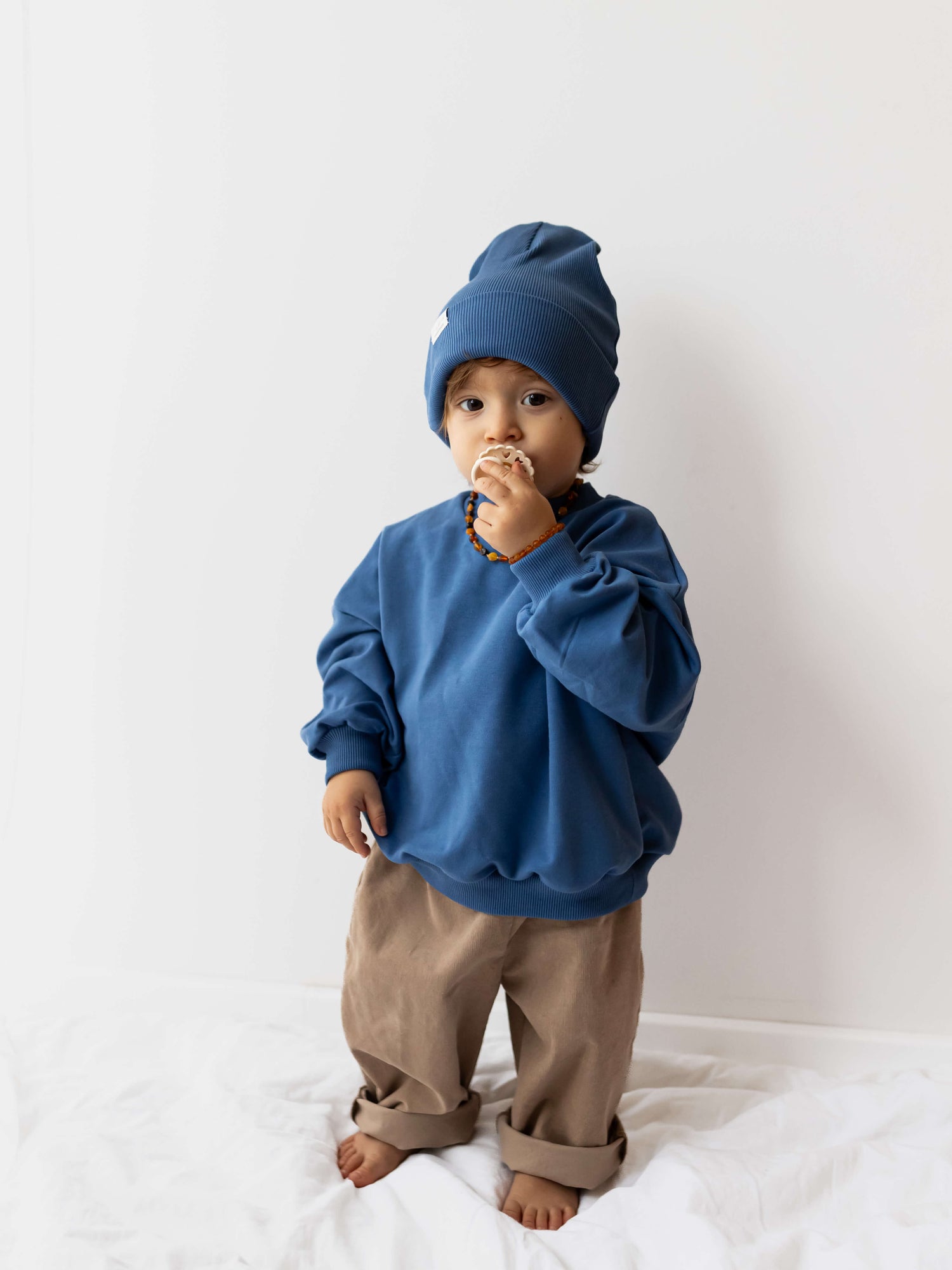 Set für Baby und Kleinkind – Klassisches Sweatshirt in Mitternachtsblau und Cordhose in Kamelfarbe