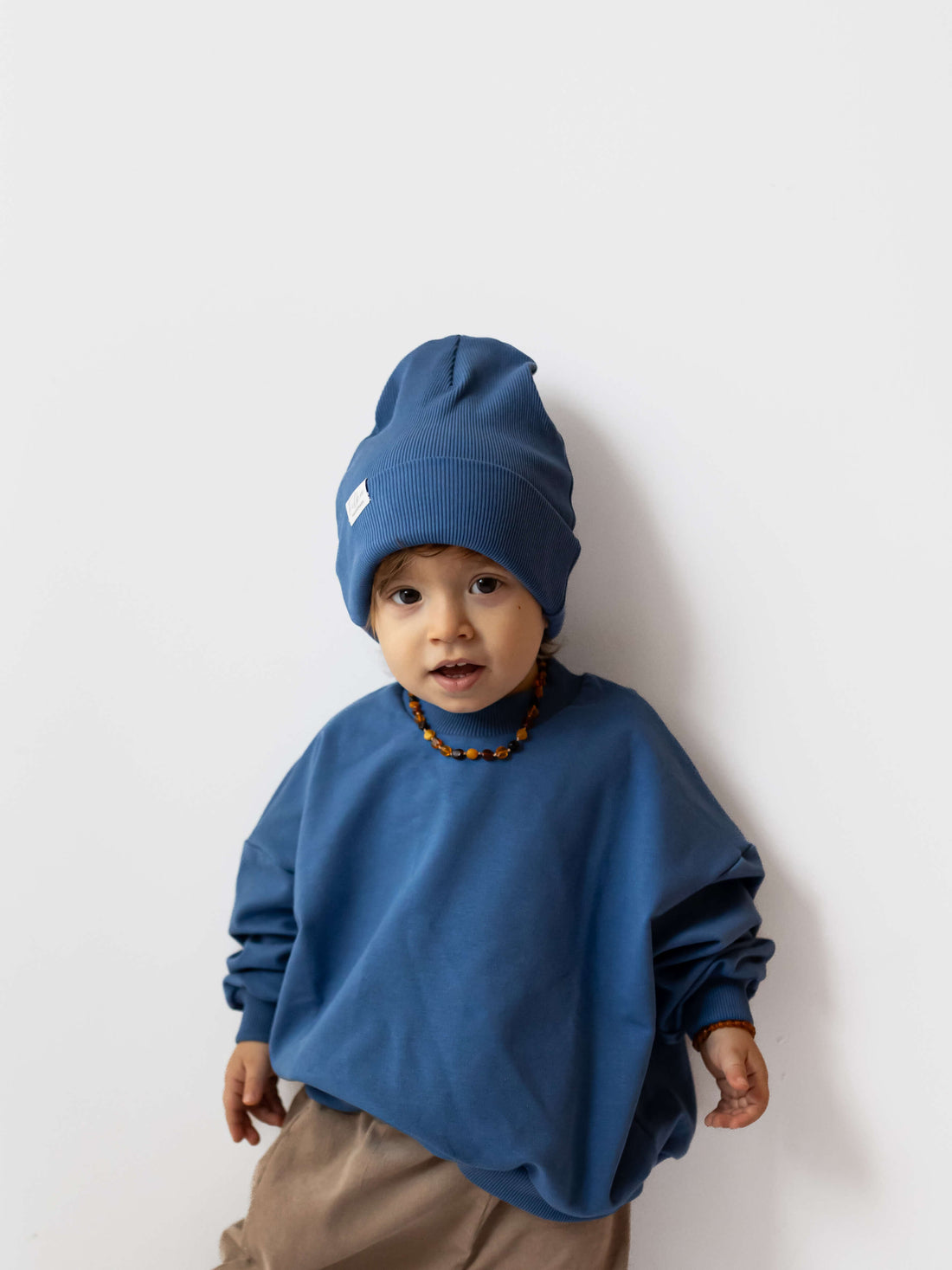 Set für Baby und Kleinkind – Klassisches Sweatshirt in Mitternachtsblau und Cordhose in Kamelfarbe