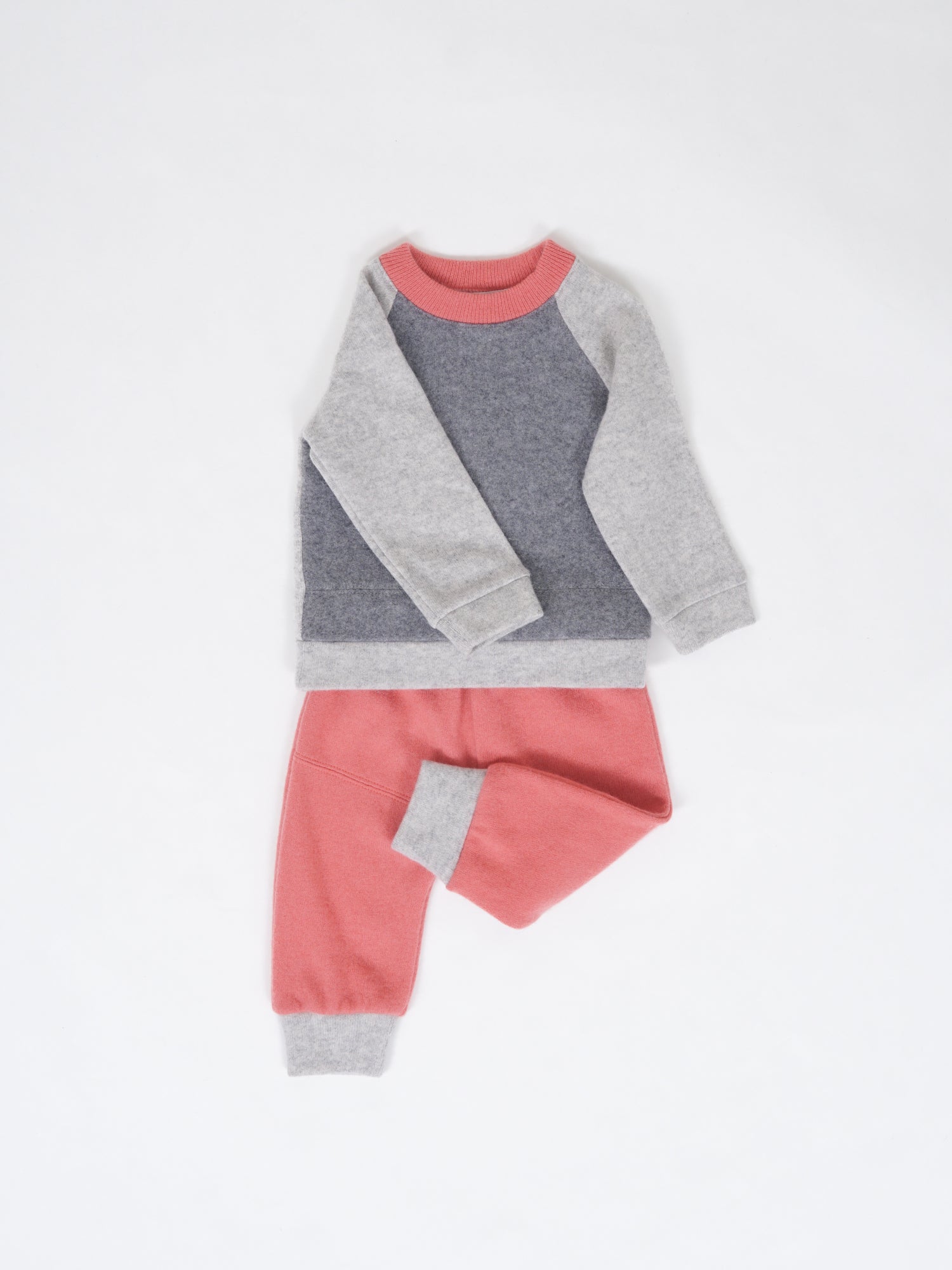 cashmere set of pants and sweater made of pure cashmere